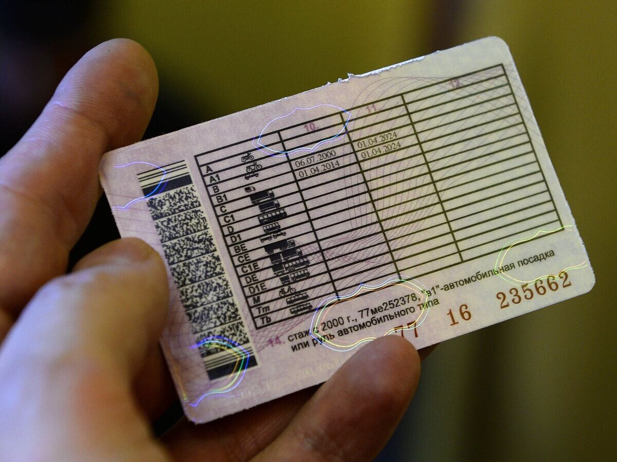    Водительское удостоверение, полученное в отделении ГИБДД в Москве | © РИА Новости / Максим Блинов