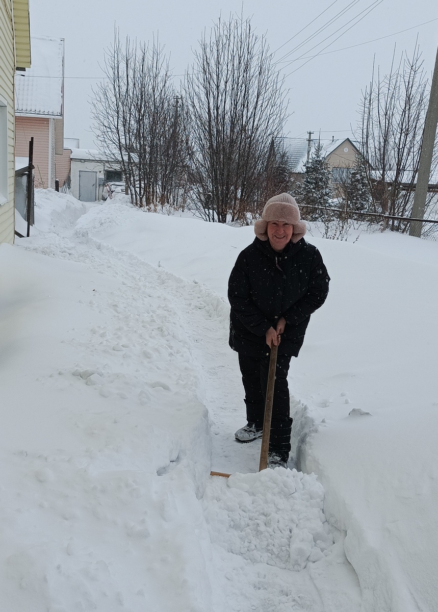 Это я.  Почистила тропинку к дому сестры  Веры. 