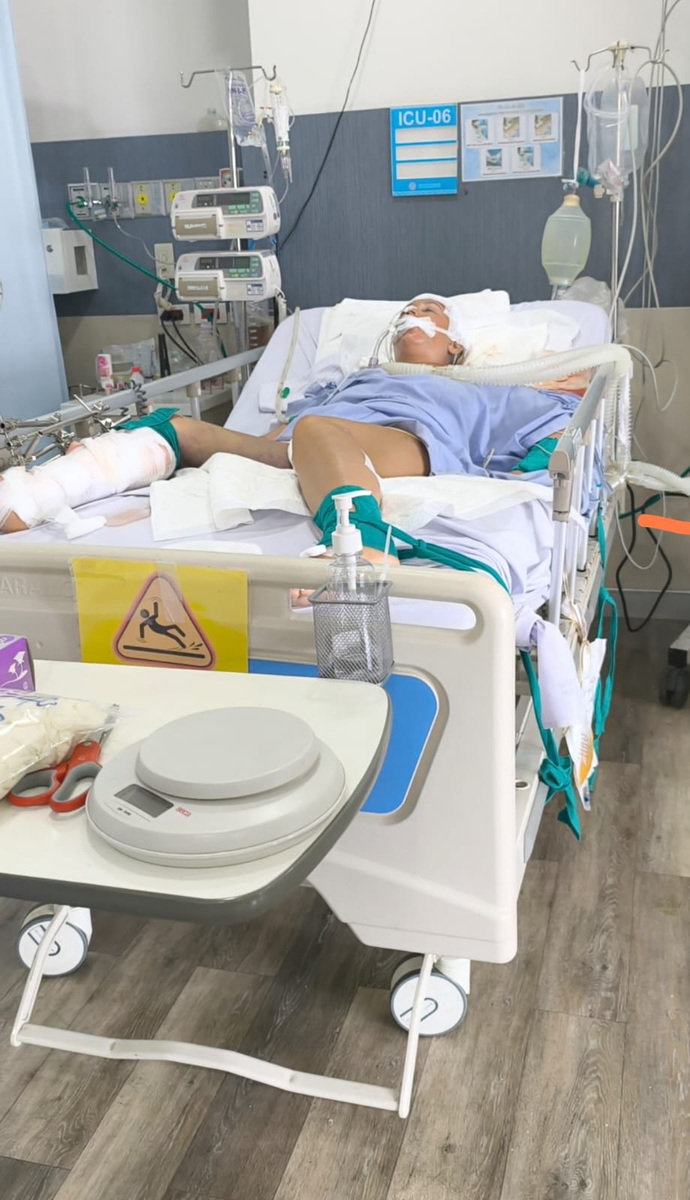 Женя без сознания. 