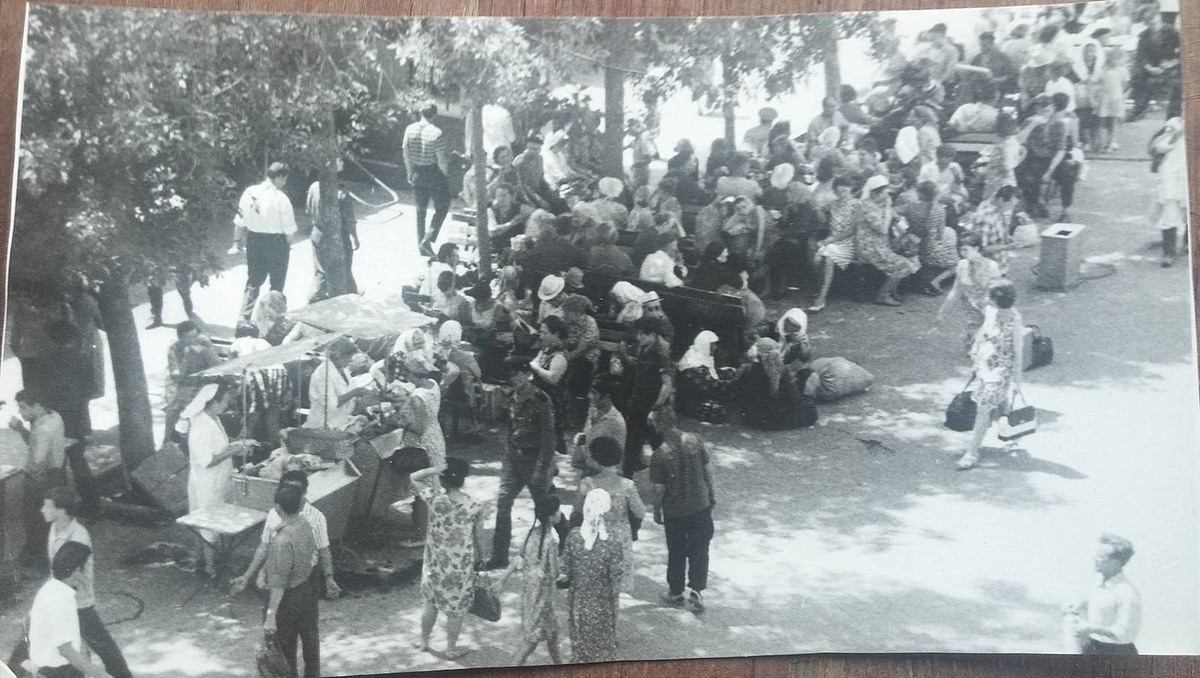 У входа на вокзал...