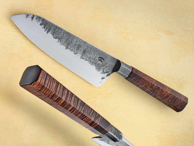 Джейкоб Анстейт рассказал, что обычно сохраняет основную геометрию ручек своих ножей, делая их восьмиугольными, и слегка изменяет размеры для удобства. Рукоятка его Santoku выполнена из стабилизированного черного дерева, привезенного из Тасмании. 7-дюймовое цельное лезвие изготовлено из углеродистой стали Hitachi 1085 с покрытием brut-de-forge. Общая длина ножа — 12 дюймов.