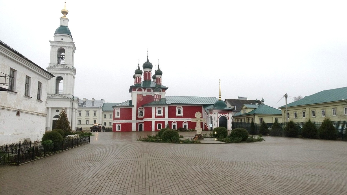 Храм Смоленской иконы Божией Матери и поклонный крест