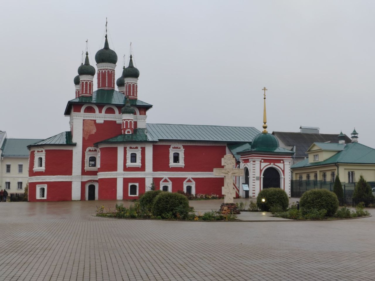 Храм Смоленской иконы Божией Матери и поклонный крест