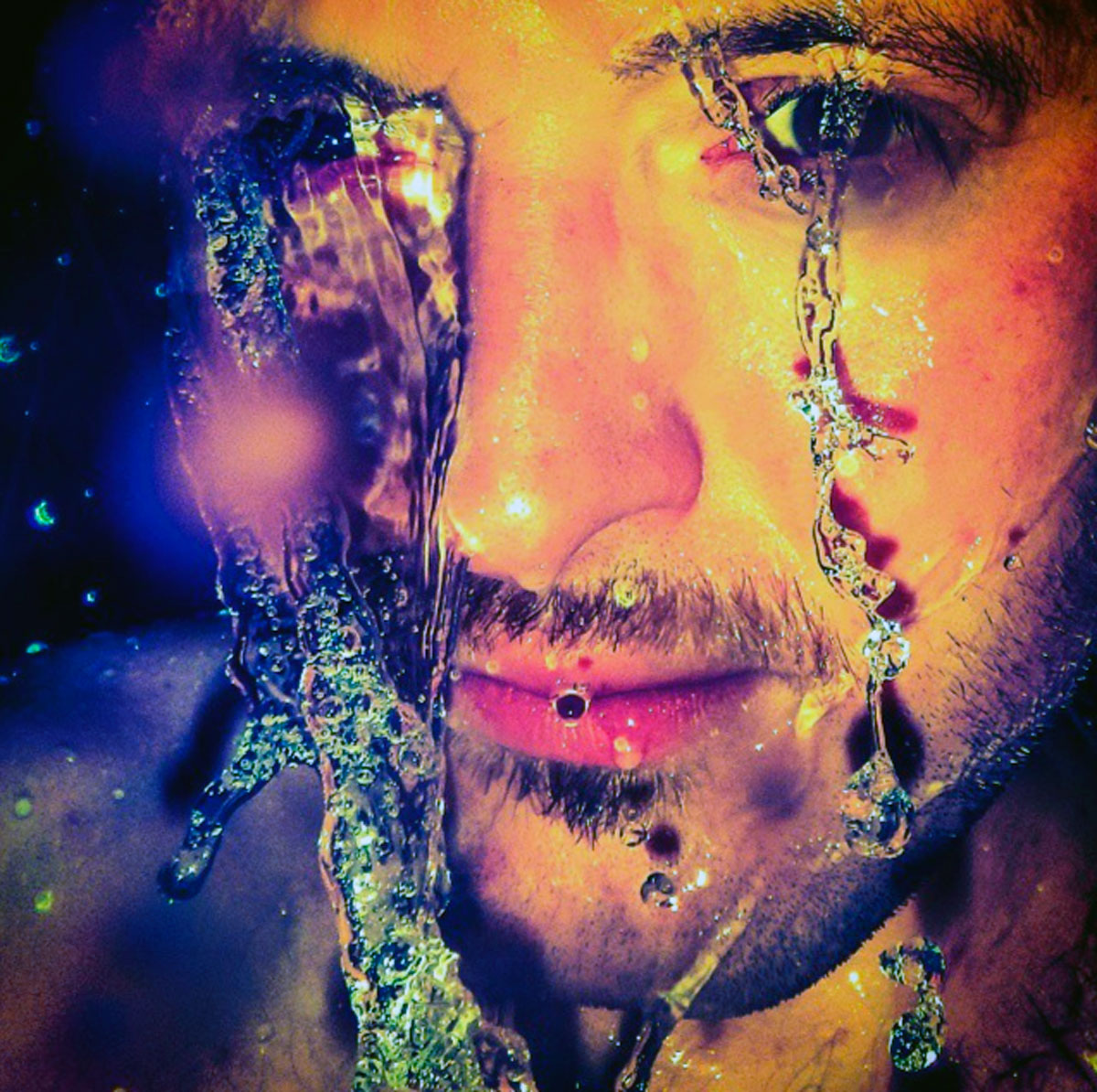 Это не просто неудача. Его внутренний мир — ложь. Возникают паника, стыд и ярость