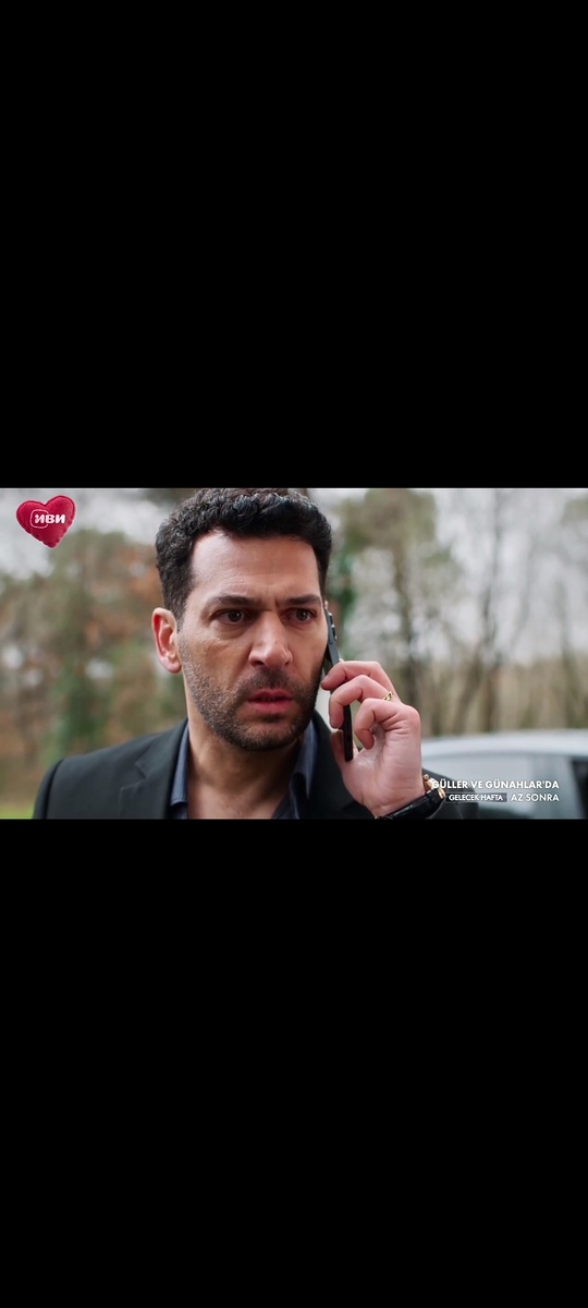 Серхат в конце серии. 