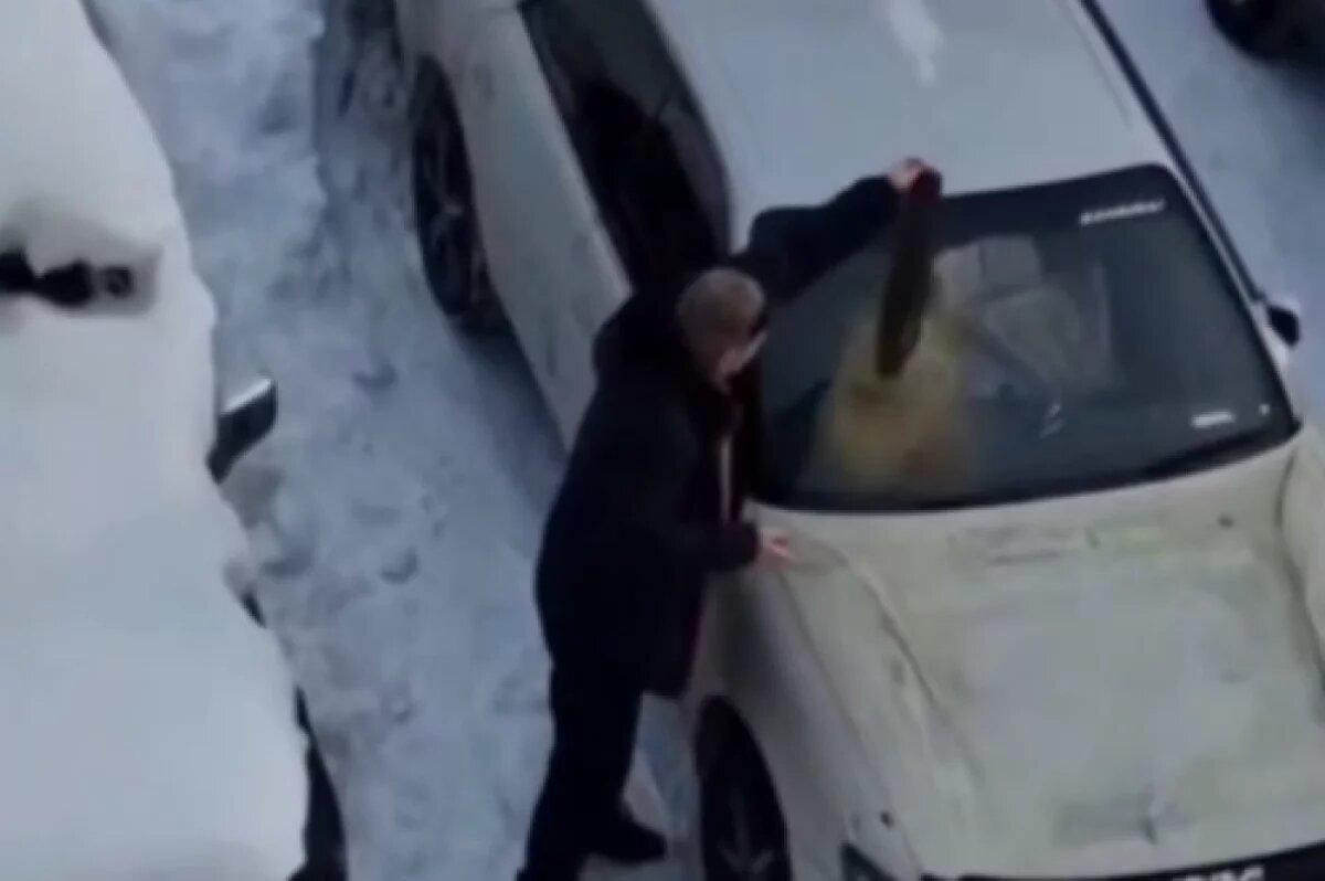    Сломанные зеркала и экскременты: конфликт из-за парковки в Вилючинске