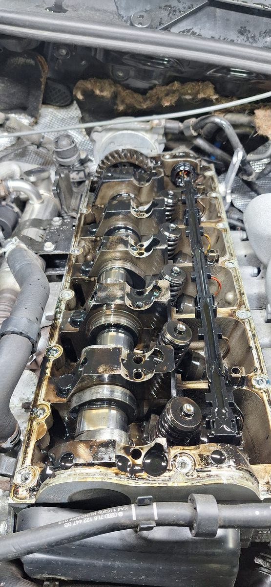 На фото уже сняты коромысла насос-форсунок