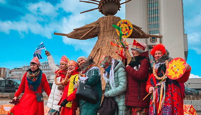 В первый день Масленичной недели полагается делать чучело Масленицы, а в последний — сжигать его. Фото: 1MI