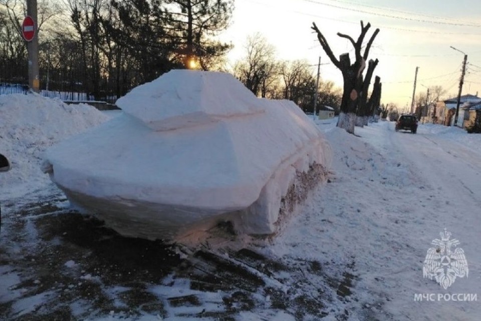    Донской пожарный создал в Новочеркасске очередную снежную скульптуру. Фото: пресс-служба ГУ МЧС России по Ростовской области