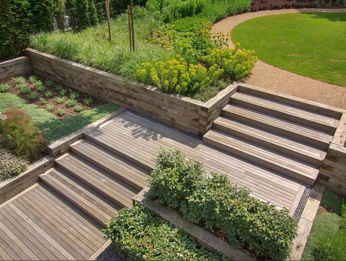 Подпорные стенки превращают сложный рельеф в многоуровневый эффектный сад