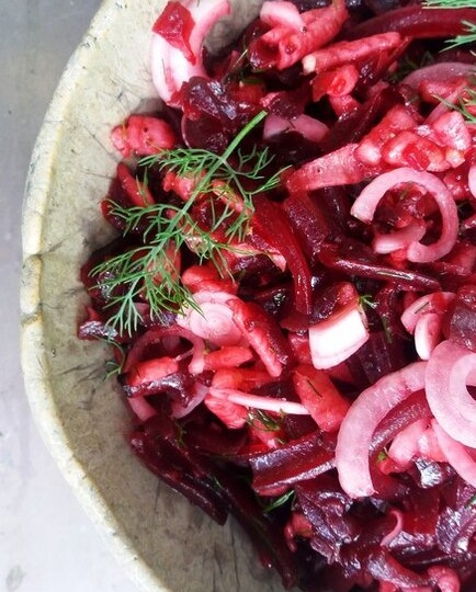 Готовлю свеклу по-крестьянски - любимый зимний салат. Для него свеклу варю про запас: экономнее не знаю, вкуснее из свеклы не ела