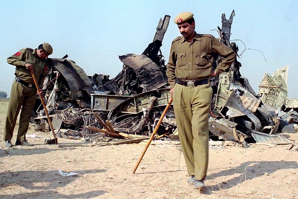    Индийские полицейские охраняют обломки казахстанского грузового самолета Ил-76, разбившегося 13 ноября недалеко от индийской деревни Чархи-Дадри. / Фото: REUTERS