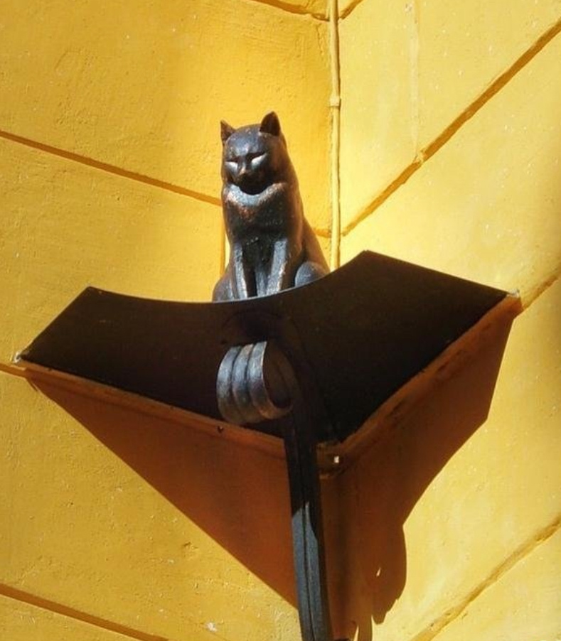 Статуя коту Елисею в Санкт-Петербурге 