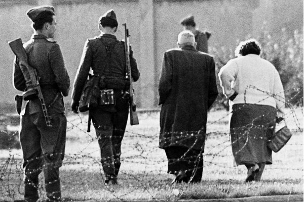    Восточногерманскую пару разворачивают у границы: солдаты ГДР и колючая проволока мешают им перейти в Западный Берлин, 1961 год / Edwin Reichert/AP