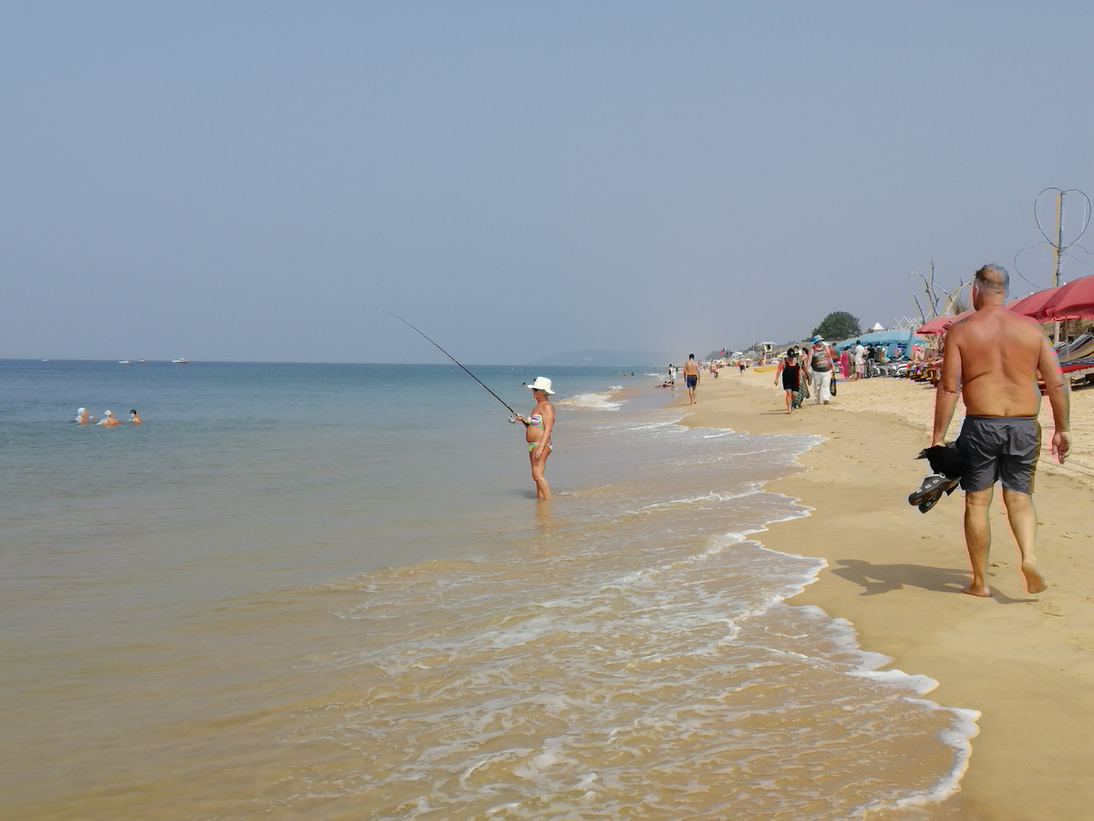 Пляж Кандолим: кто-то купается, а кто-то рыбу ловит... 😉