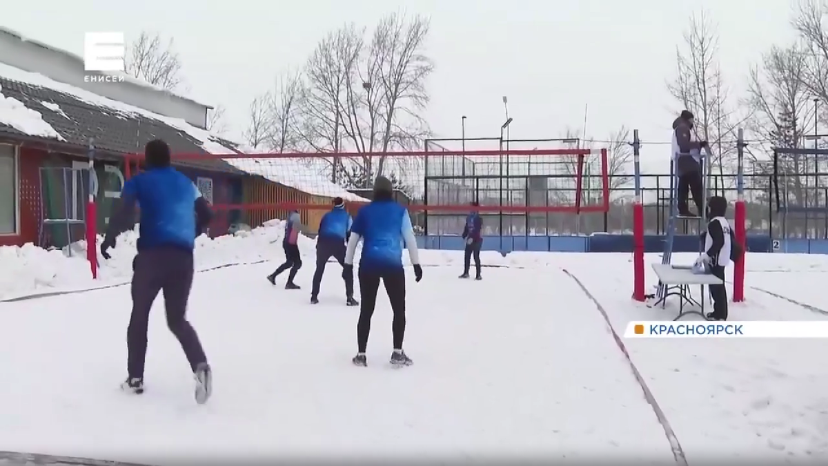     Жители Красноярского края и Хакасии сыграли в волейбол на снегу