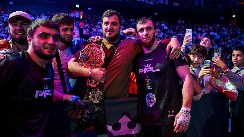     Рамазан Курамагомедов (крайний справа) с болельщиками  Waleed Zein/Anadolu via Getty Images