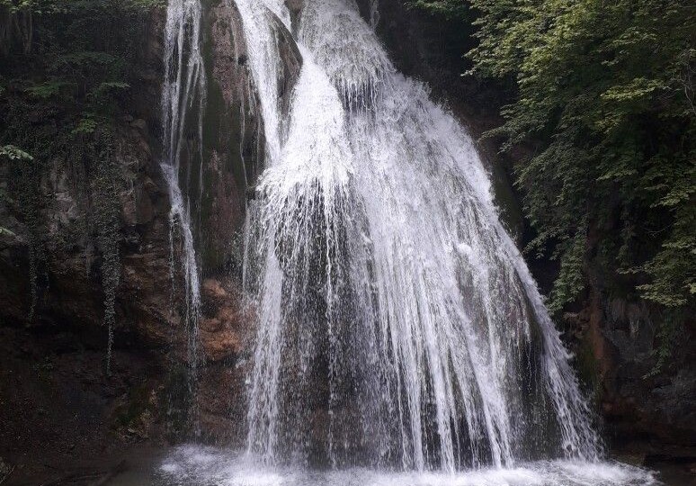 Тайны водопада Джур-Джур: Самый полноводный водопад Крыма и легенды о нём.