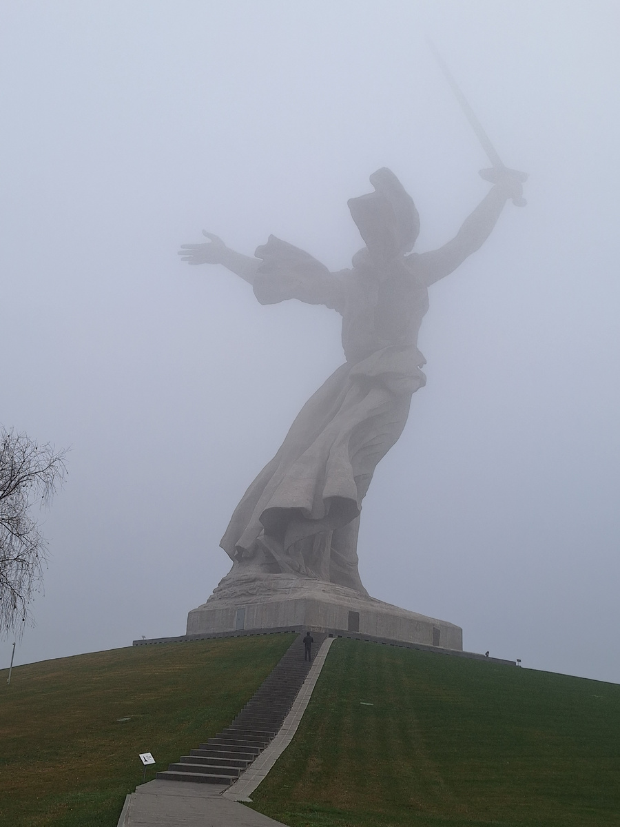 К памятнику ведет 200 ступеней - ровно столько же дней шла битва за Сталинград