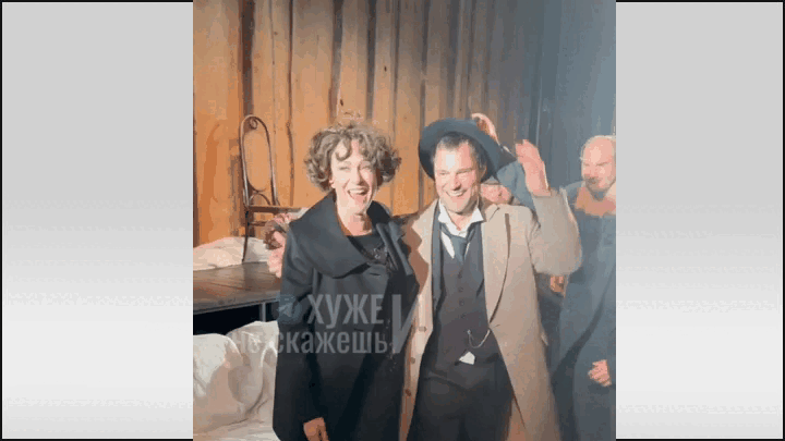    В конце декабря Козловский выступил вместе с мамой Аглаи Тарасовой. "Собрались нетвойнисты в одном месте", - возмущаются люди. GIF видео ТГ-канала "Хуже и не скажешь"