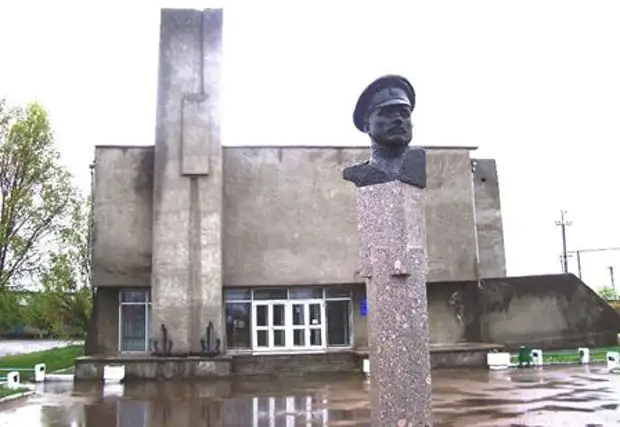 Памятник и музей Г.Я. Седова в посёлке Седово (ДНР)