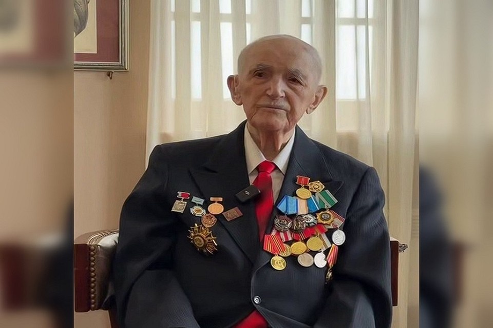    Иван Семенов отмечает 100-летний юбилей. Фото: скриншот из видео в telegram-канале Владислава Пинаева