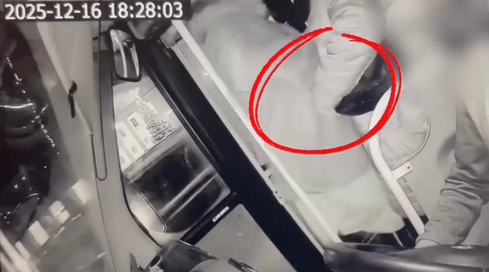    Прикрывала руку пакетом: В Оренбурге женщина воровала кошельки в автобусах