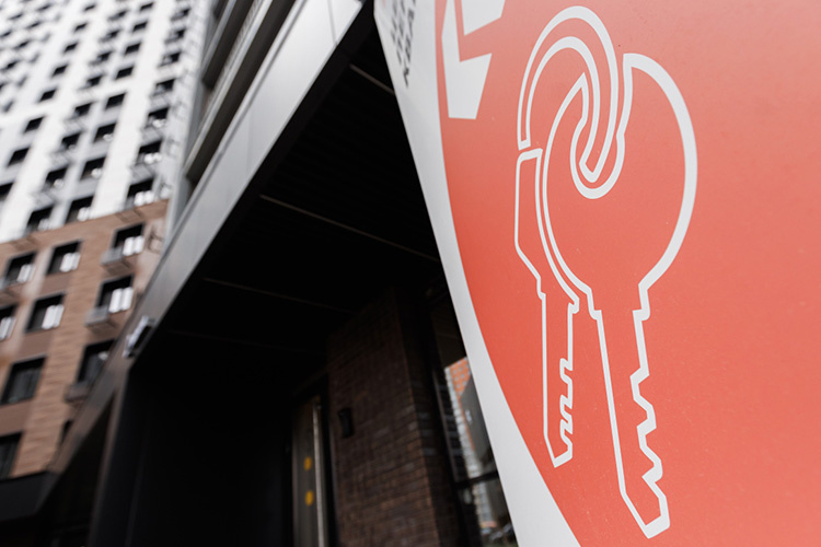    Банковский портфель жилищных кредитов только за 2023 год вздулся на 34,5%, достигнув 18,2 трлн рублей — для сравнения, Центробанк называл 7–12% в год сбалансированным ростом.   
Фото: «БИЗНЕС Online»