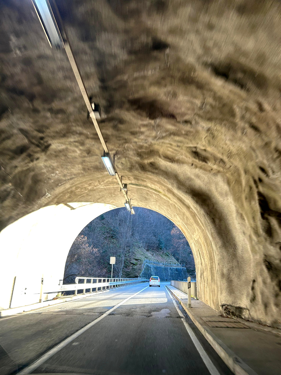 Вот так и прорываемся к родному языку вместе с ребенком через толщу скальной породы. Но заметьте, уже кто-то сделал тоннель, так что не так уж и трудно проехать! 