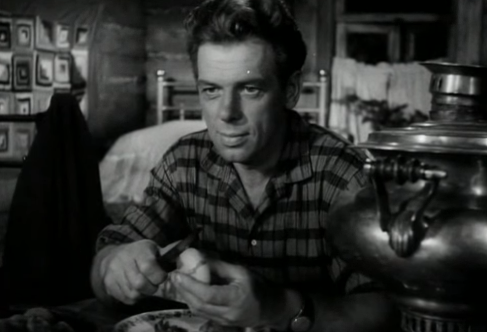 Сергей (Георгий Жжёнов), он же - рассказчик, кадр из фильма "Ночной гость" (1958)