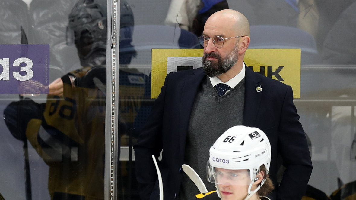    Главный тренер «Северстали» Андрей Козырев.Федор Успенский