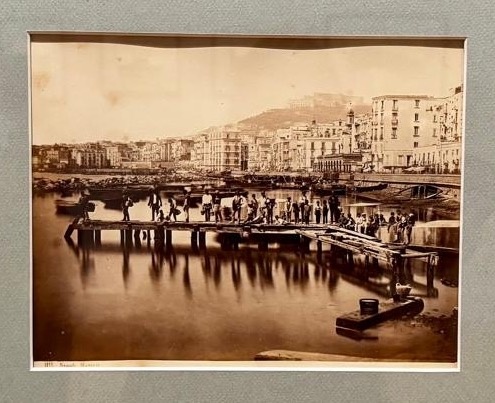 Джорджо Зоммер (1834-1914) Вид на виа Марина в порту Сант-Эльмо в Неаполе. Между 1867 и 1973. Бумага, альбуминовый отпечаток 