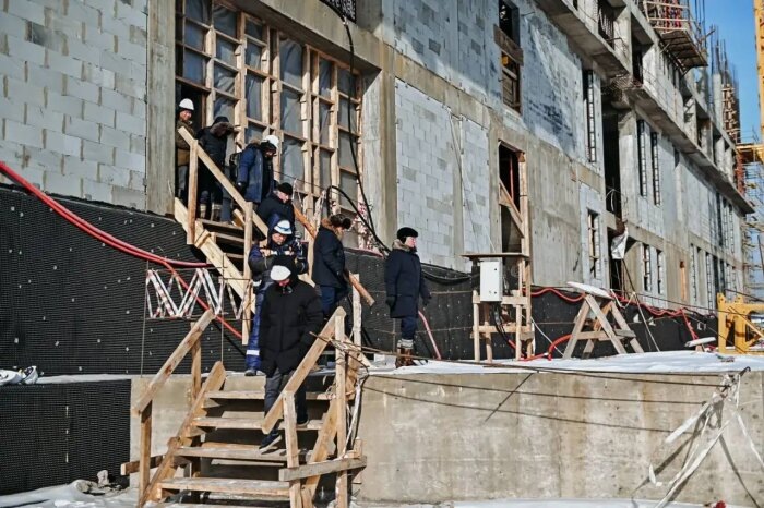 Участники выездного совещания выходят из будущего театра / Фото: телеграм-канал Алексей Цыденов