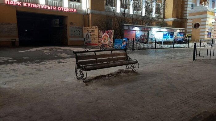         Одинокая скамейка вместо остановочного павильона выглядит даже романтично / фото: прокуратура Забайкальского края