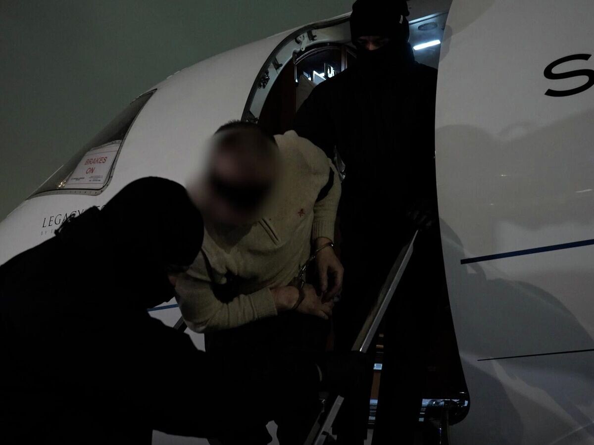    Кадры экстрадиции из Дубая исполнителя покушения на генерала Алексеева | © fsb.ru