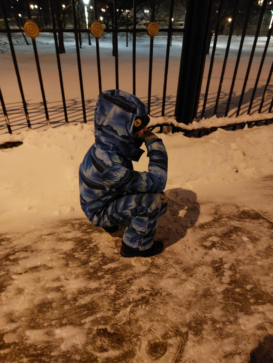 2023 год. Миша ждет автобус в школу.