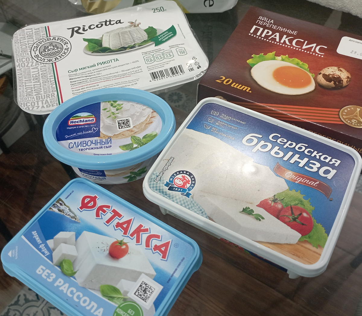 Я не фанат всего того, что на фото. Но  с зелёным салатами - эти сыры творожные звучат хорошо. 