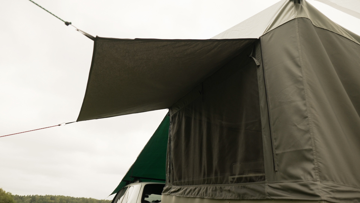 Окна получили козырьки от солнца и дождика