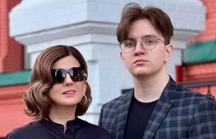 Загадочный мужчина - сын. Ему уже 18.