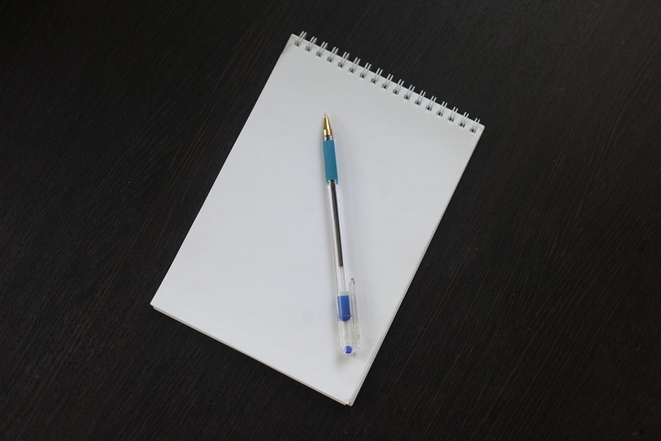    Блокнот и ручка на столе Павел МАКАРОВ
