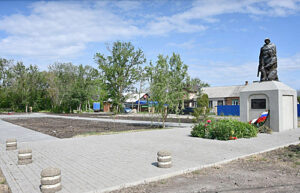 Сквер возле памятника воинам-освободителям в хуторе Истомино. / ФОТО из архива администрации Истоминского поселения Администратор  📷
