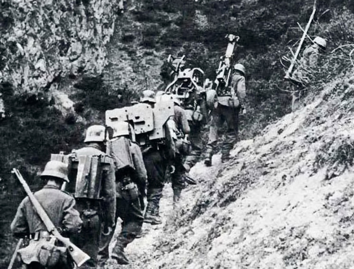 транспортировка s.Pz.B.41 в разобранном виде на позицию в горах.