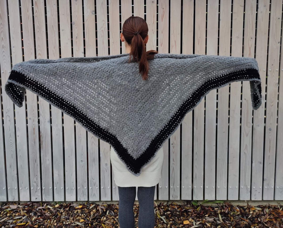 Шаль из пряжи букле 