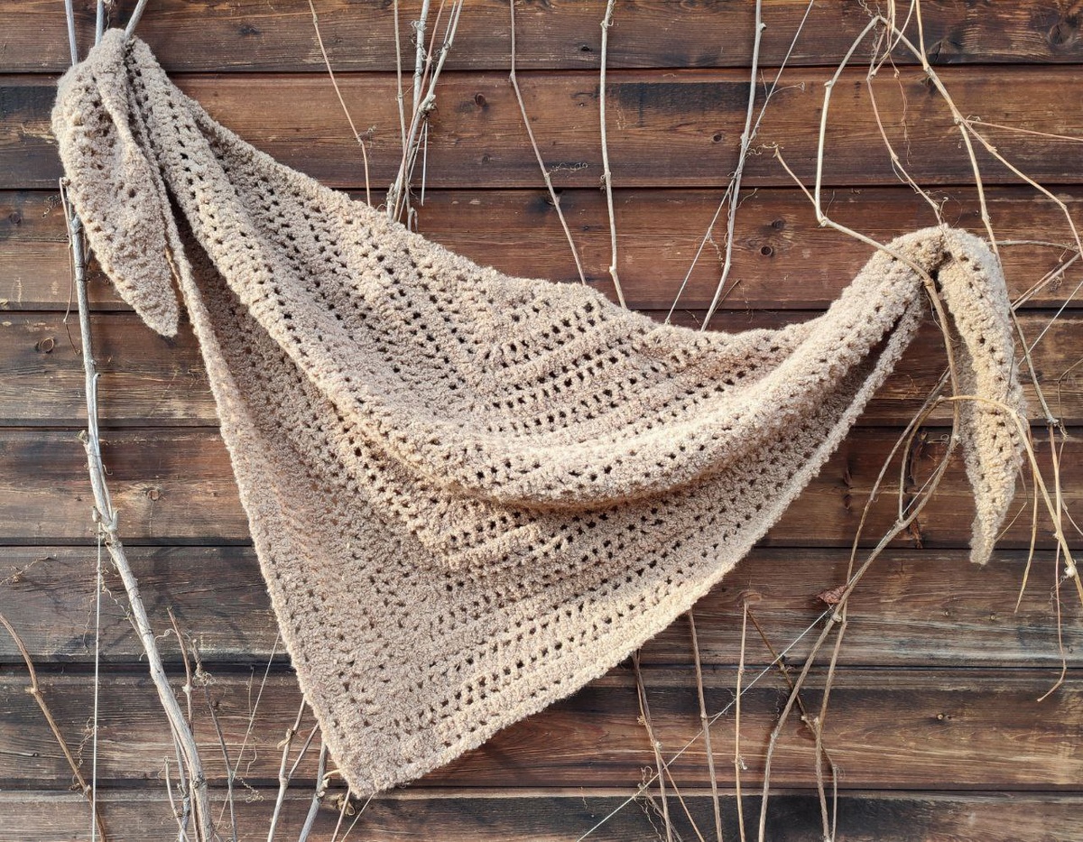 Шаль из пряжи букле 