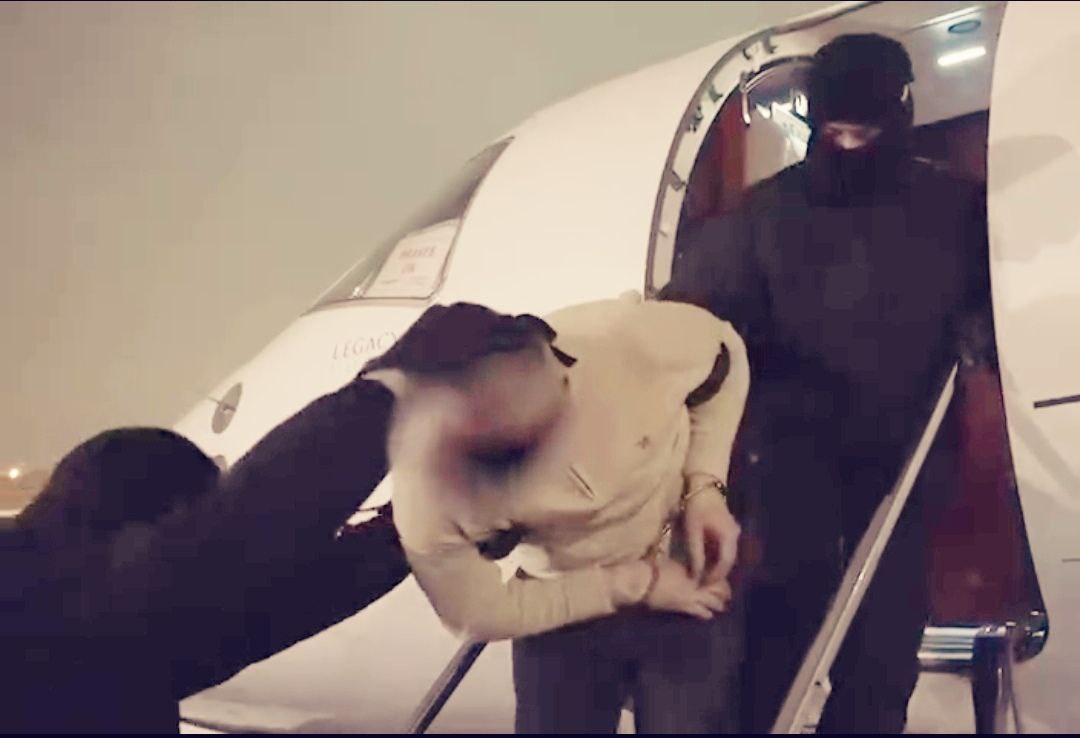 Кадры экстрадиции из ОАЭ киллера, стрелявшего в Алексеева. Скрин видео