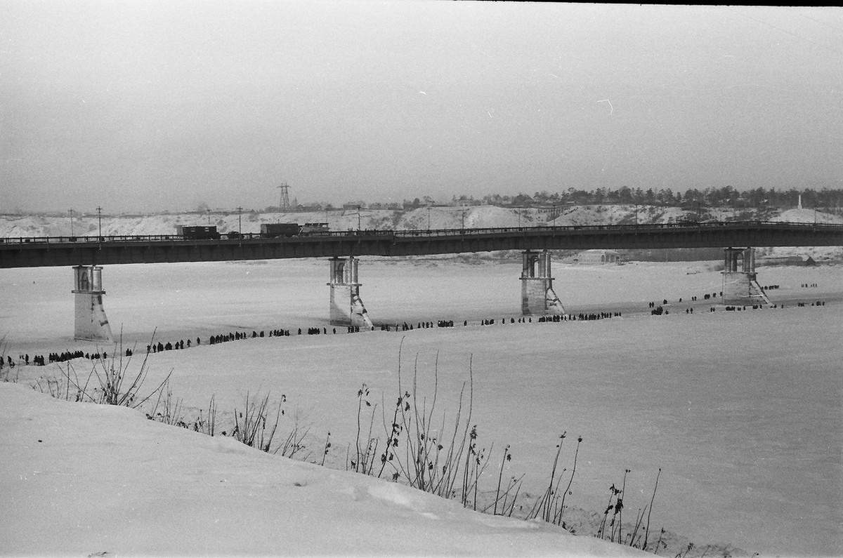 Этот самый день - люди идут на работу по реке