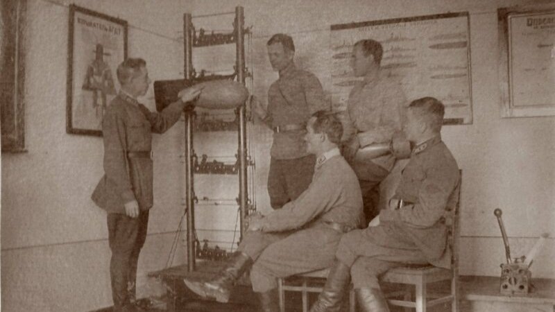 Изучение личным составом 21-й авиабригады бомбардировочного вооружения самолета ТБ-3 