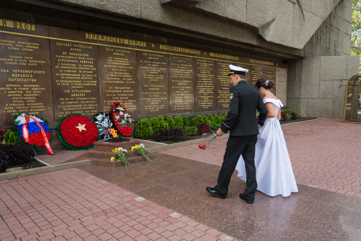 Мемориалу героическим защитникам города