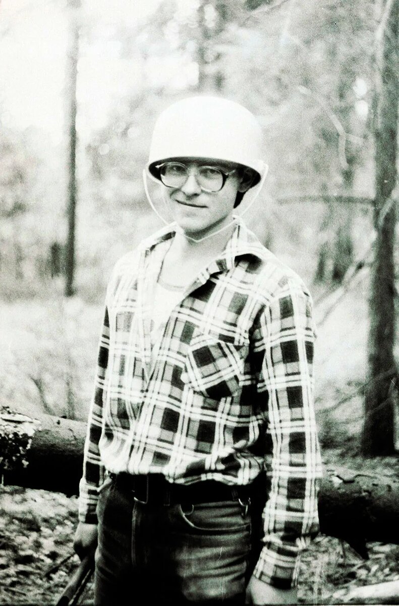 Это я в походе, будучи студентом, если что.