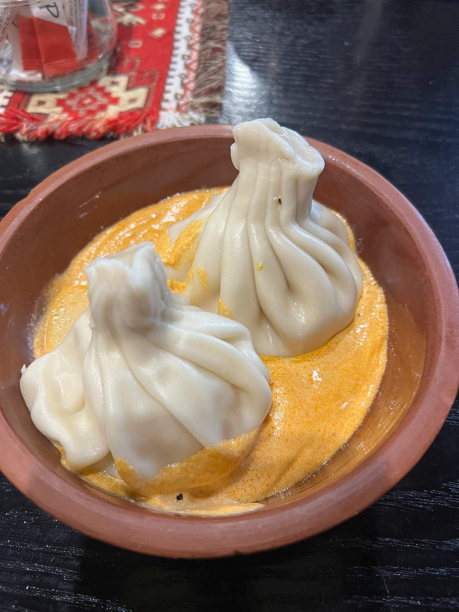 Хинкали с креветкой и соусом Том Ям.